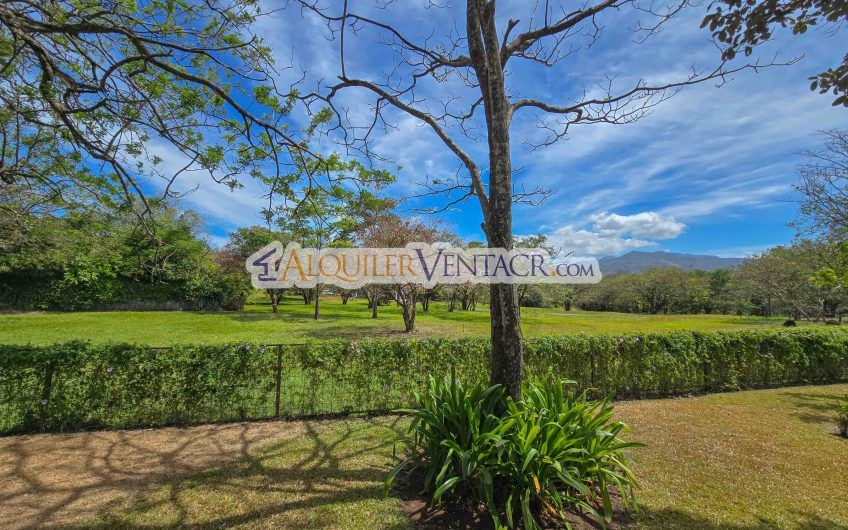Hacienda Los Reyes La Guácima! Casa de Un Nivel con 1.252 m2 de lote