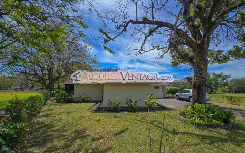 Hacienda Los Reyes La Guácima! Casa de Un Nivel con 1.252 m2 de lote