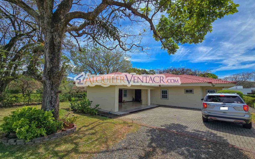 Hacienda Los Reyes La Guácima! Casa de Un Nivel con 1.252 m2 de lote