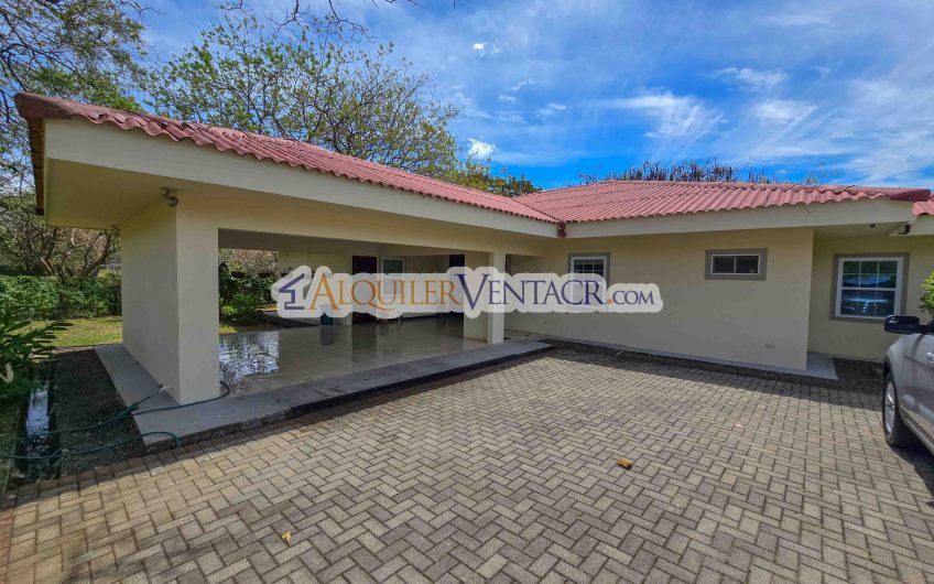 Hacienda Los Reyes La Guácima! Casa de Un Nivel con 1.252 m2 de lote