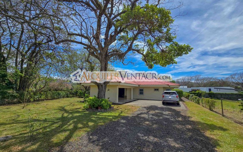 Hacienda Los Reyes La Guácima! Casa de Un Nivel con 1.252 m2 de lote