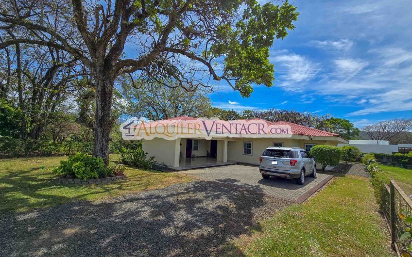 Hacienda Los Reyes La Guácima! Casa de Un Nivel con 1.252 m2 de lote