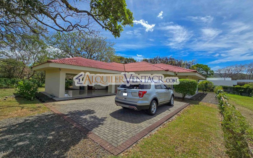 Hacienda Los Reyes La Guácima! Casa de Un Nivel con 1.252 m2 de lote