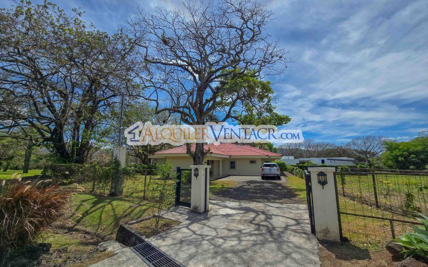 Hacienda Los Reyes La Guácima! Casa de Un Nivel con 1.252 m2 de lote