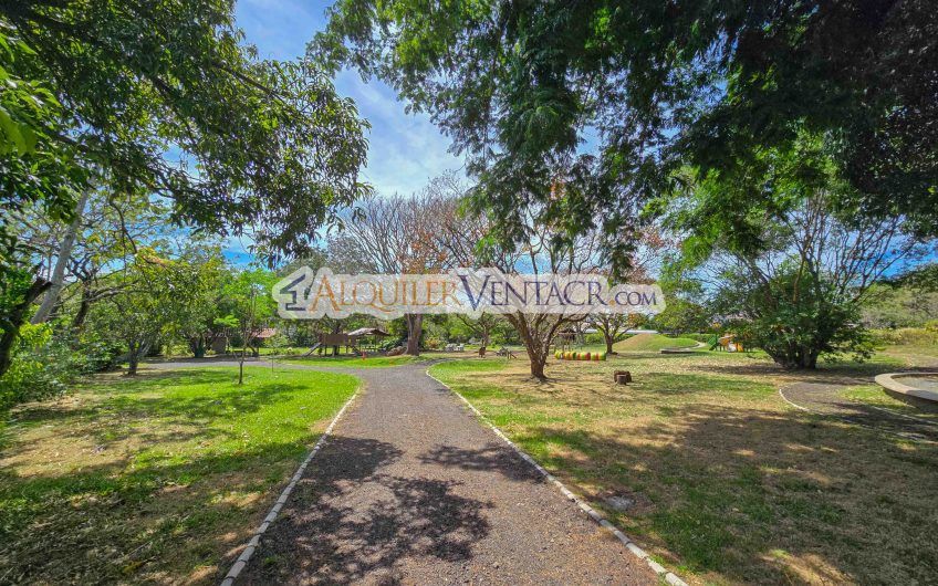 Hacienda Los Reyes La Guácima! Casa de Un Nivel con 1.252 m2 de lote