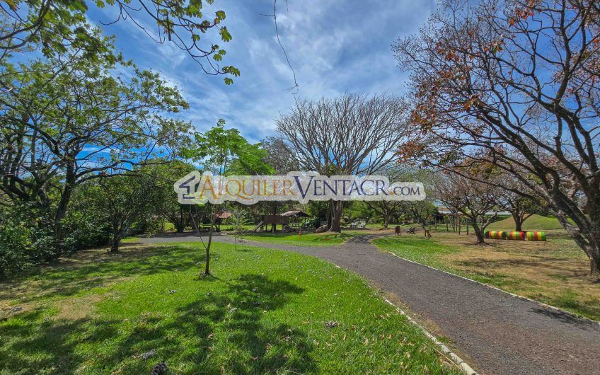Hacienda Los Reyes La Guácima! Casa de Un Nivel con 1.252 m2 de lote