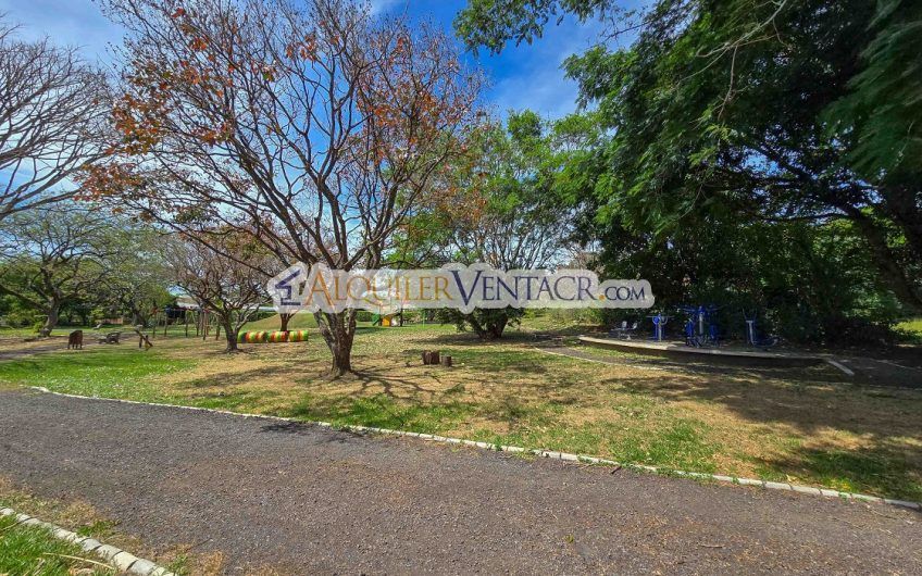 Hacienda Los Reyes La Guácima! Casa de Un Nivel con 1.252 m2 de lote