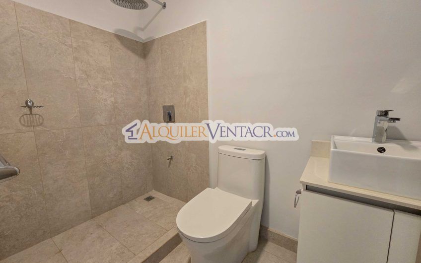 Lujoso apartamento de 3 habit.+ de servicio en Escazú Centro