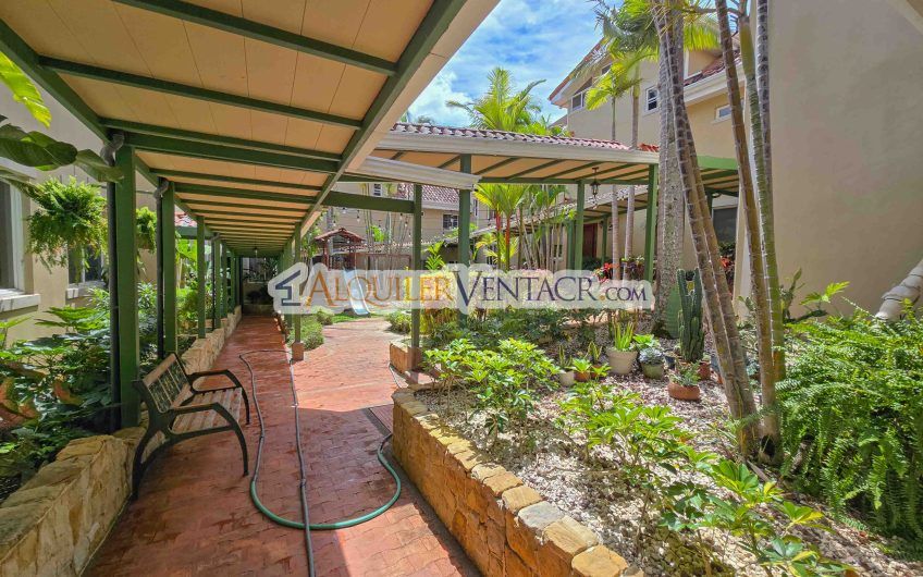 Condo de 523 m2 con 6 habit. + de servicio y jardín en Jaboncillos Escazú