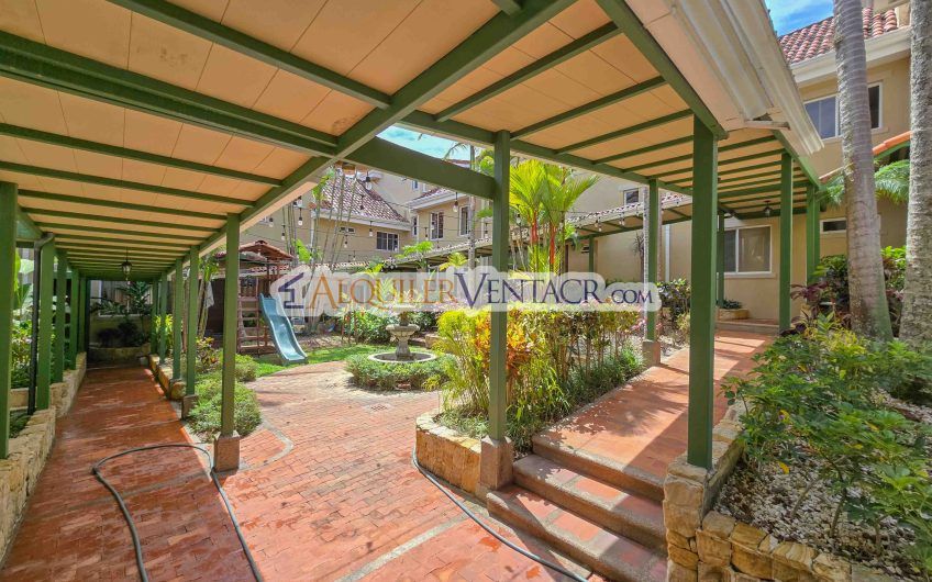 Condo de 523 m2 con 6 habit. + de servicio y jardín en Jaboncillos Escazú