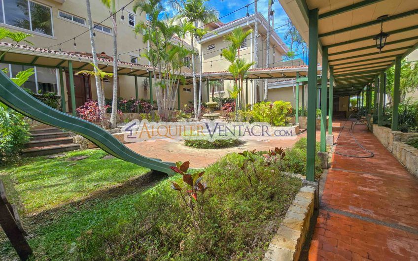 Condo de 523 m2 con 6 habit. + de servicio y jardín en Jaboncillos Escazú