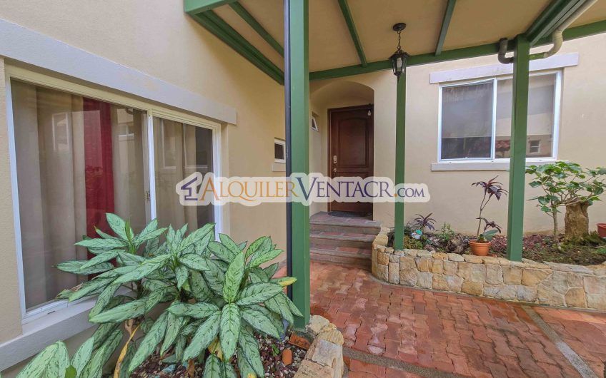 Condo de 523 m2 con 6 habit. + de servicio y jardín en Jaboncillos Escazú
