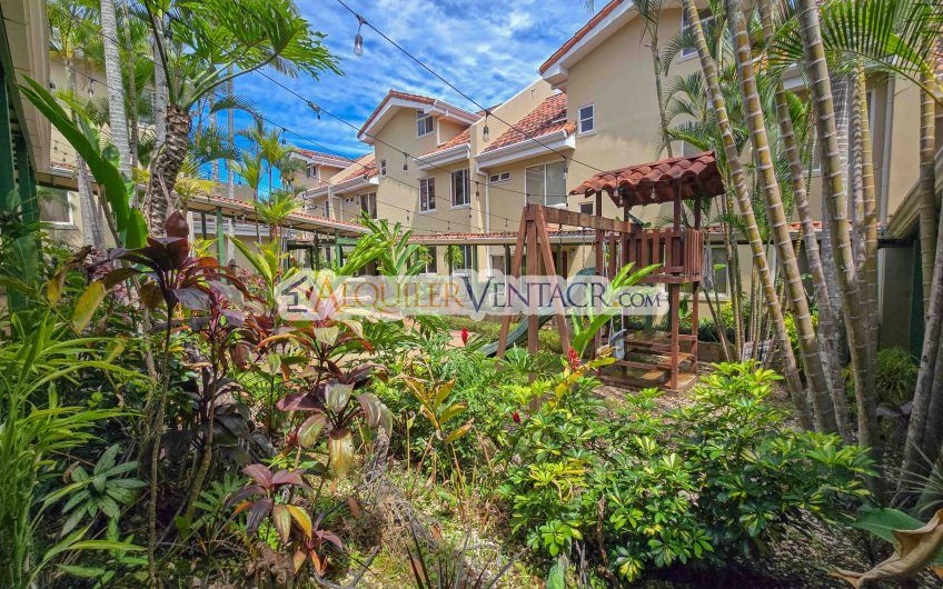 Condo de 523 m2 con 6 habit. + de servicio y jardín en Jaboncillos Escazú