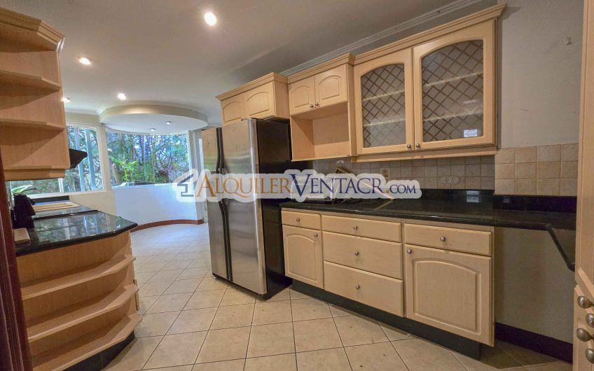 Condo de 523 m2 con 6 habit. + de servicio y jardín en Jaboncillos Escazú