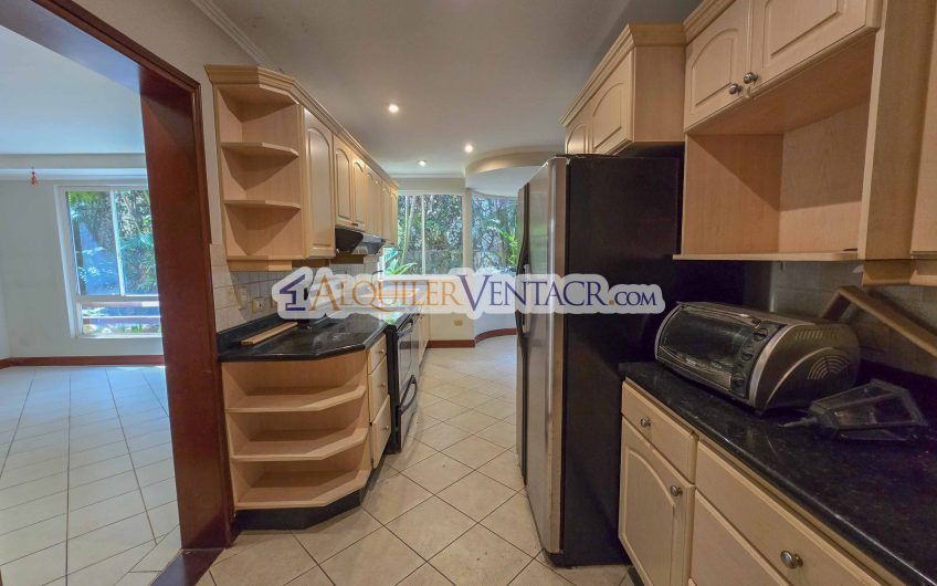 Condo de 523 m2 con 6 habit. + de servicio y jardín en Jaboncillos Escazú