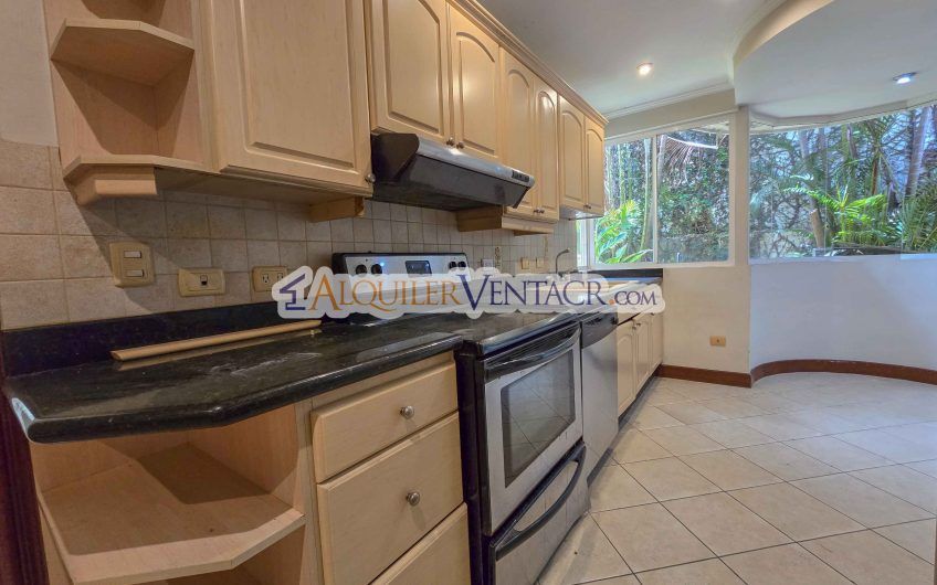 Condo de 523 m2 con 6 habit. + de servicio y jardín en Jaboncillos Escazú