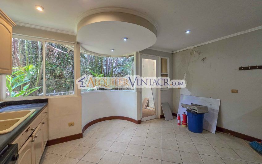 Condo de 523 m2 con 6 habit. + de servicio y jardín en Jaboncillos Escazú