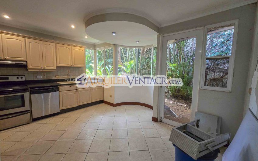 Condo de 523 m2 con 6 habit. + de servicio y jardín en Jaboncillos Escazú
