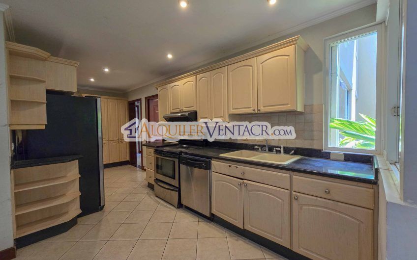 Condo de 523 m2 con 6 habit. + de servicio y jardín en Jaboncillos Escazú