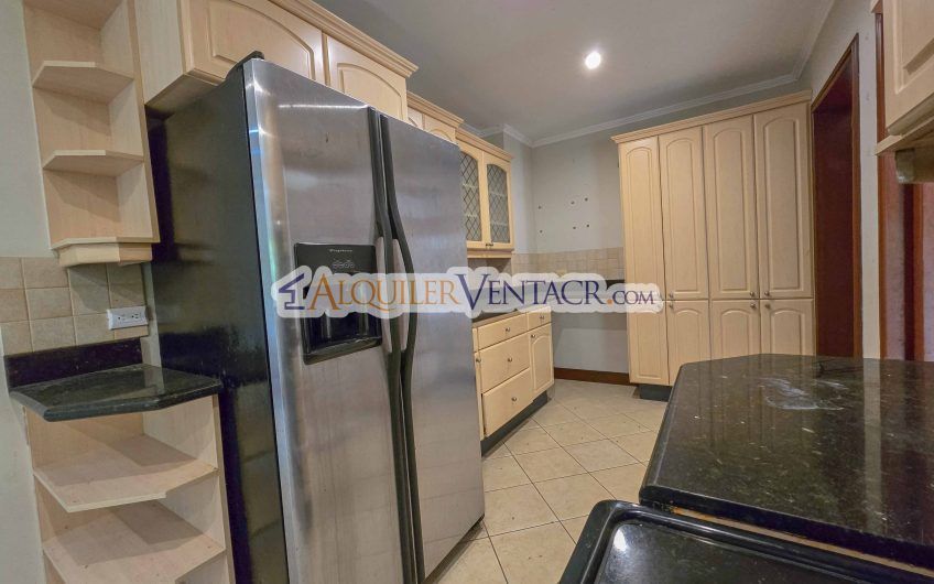 Condo de 523 m2 con 6 habit. + de servicio y jardín en Jaboncillos Escazú