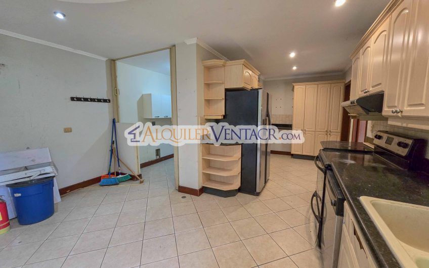 Condo de 523 m2 con 6 habit. + de servicio y jardín en Jaboncillos Escazú