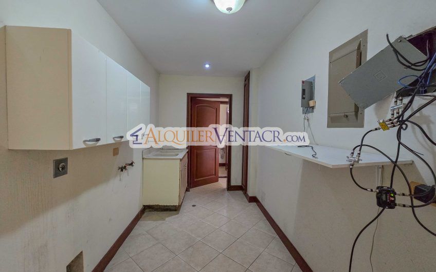 Condo de 523 m2 con 6 habit. + de servicio y jardín en Jaboncillos Escazú