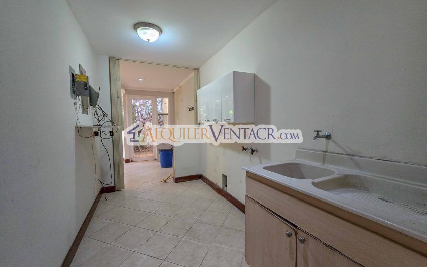 Condo de 523 m2 con 6 habit. + de servicio y jardín en Jaboncillos Escazú