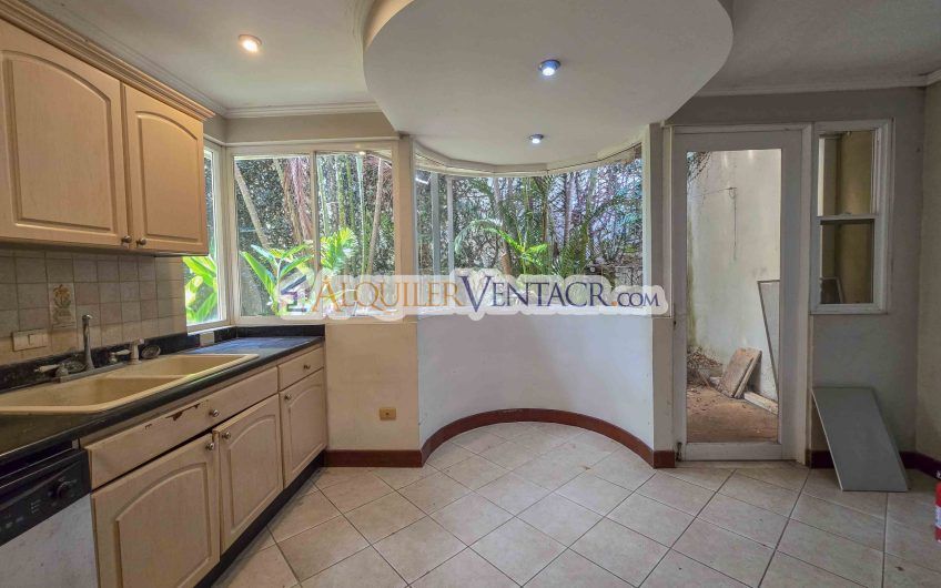 Condo de 523 m2 con 6 habit. + de servicio y jardín en Jaboncillos Escazú