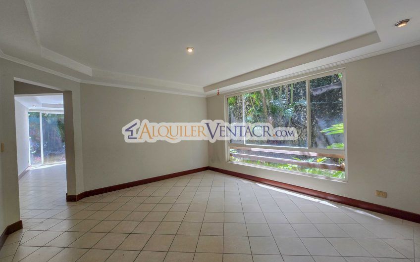 Condo de 523 m2 con 6 habit. + de servicio y jardín en Jaboncillos Escazú