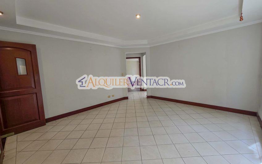 Condo de 523 m2 con 6 habit. + de servicio y jardín en Jaboncillos Escazú