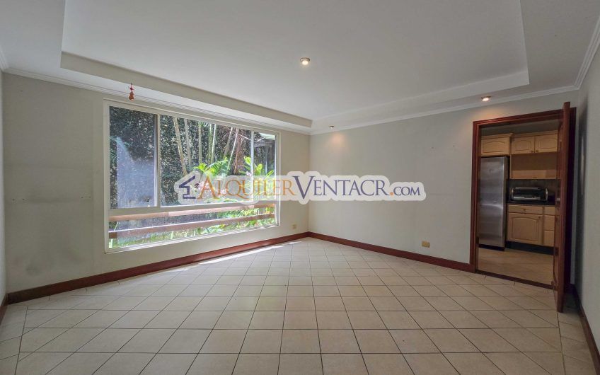 Condo de 523 m2 con 6 habit. + de servicio y jardín en Jaboncillos Escazú
