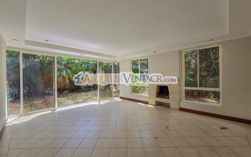 Condo de 523 m2 con 6 habit. + de servicio y jardín en Jaboncillos Escazú