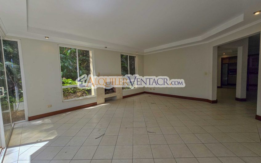 Condo de 523 m2 con 6 habit. + de servicio y jardín en Jaboncillos Escazú