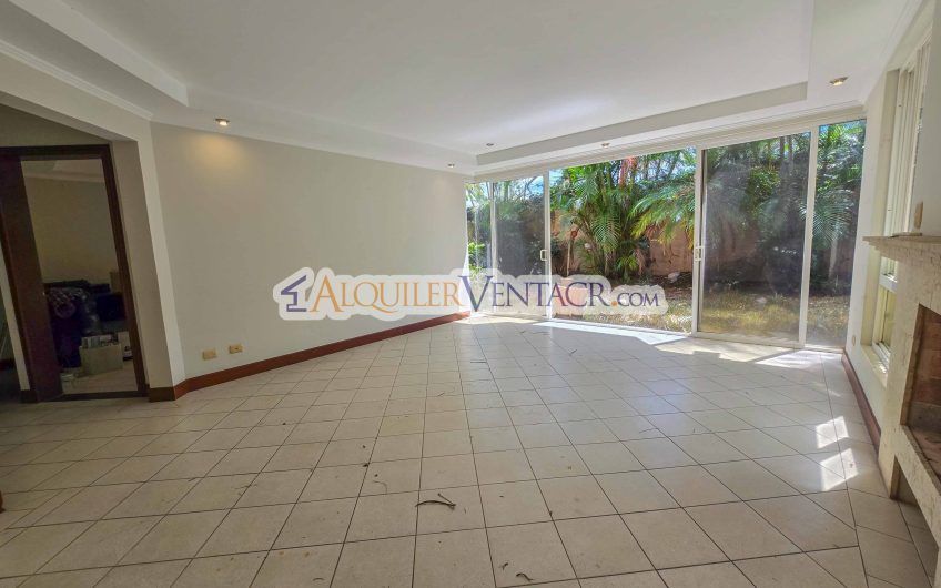 Condo de 523 m2 con 6 habit. + de servicio y jardín en Jaboncillos Escazú