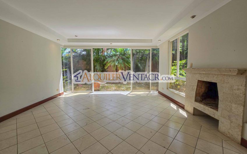 Condo de 523 m2 con 6 habit. + de servicio y jardín en Jaboncillos Escazú