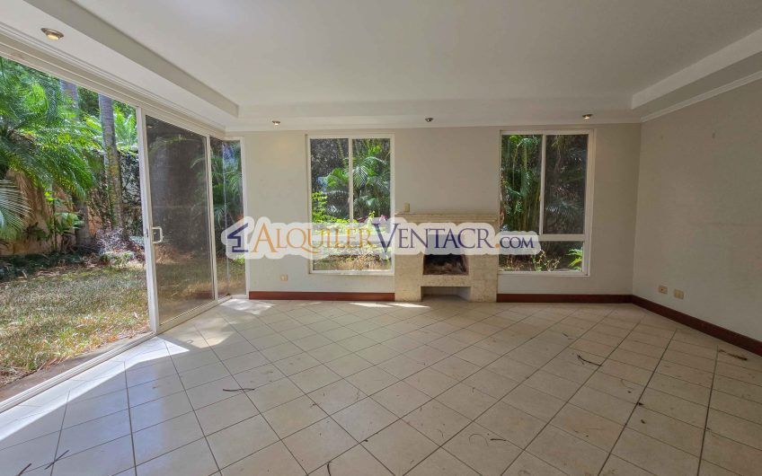 Condo de 523 m2 con 6 habit. + de servicio y jardín en Jaboncillos Escazú