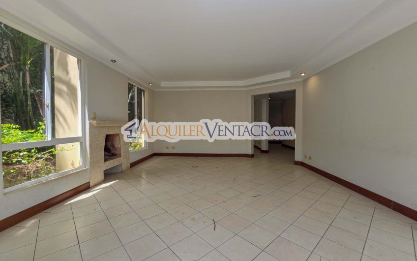 Condo de 523 m2 con 6 habit. + de servicio y jardín en Jaboncillos Escazú