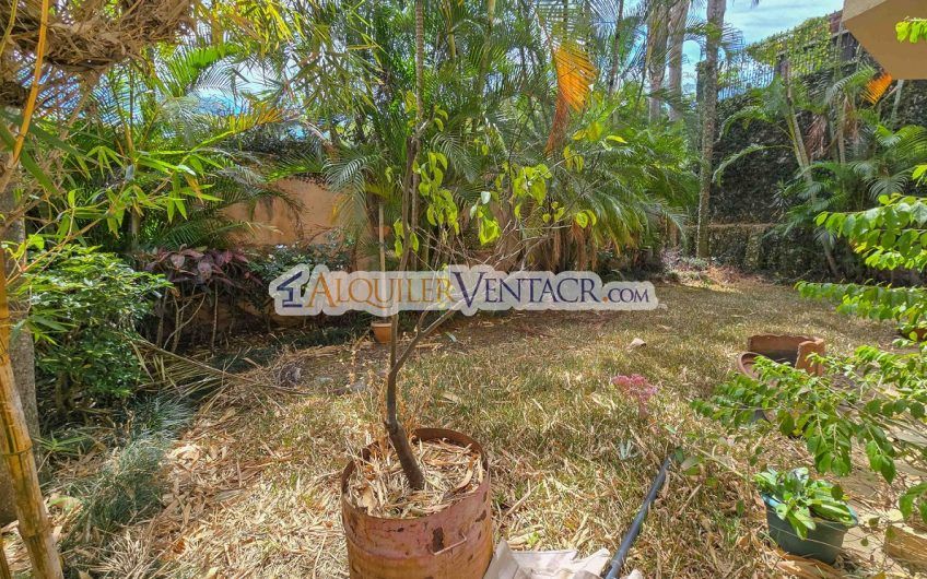 Condo de 523 m2 con 6 habit. + de servicio y jardín en Jaboncillos Escazú