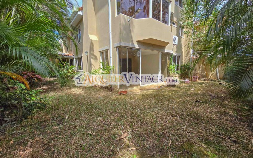 Condo de 523 m2 con 6 habit. + de servicio y jardín en Jaboncillos Escazú