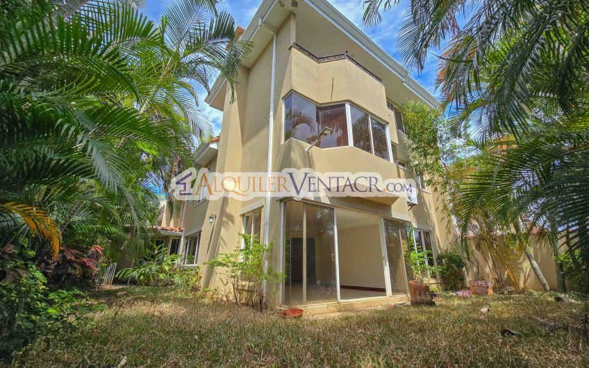 Condo de 523 m2 con 6 habit. + de servicio y jardín en Jaboncillos Escazú