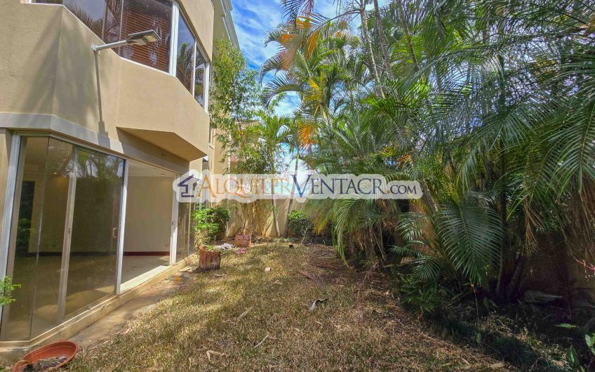 Condo de 523 m2 con 6 habit. + de servicio y jardín en Jaboncillos Escazú