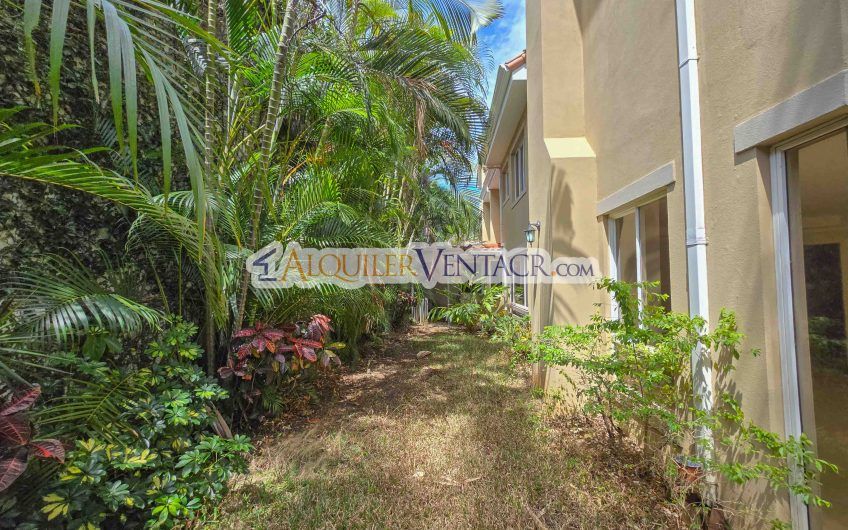 Condo de 523 m2 con 6 habit. + de servicio y jardín en Jaboncillos Escazú
