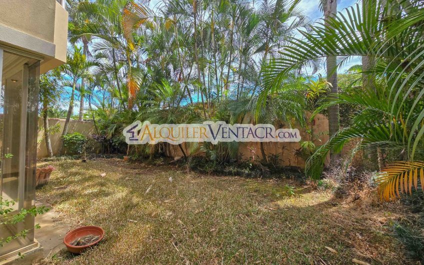 Condo de 523 m2 con 6 habit. + de servicio y jardín en Jaboncillos Escazú