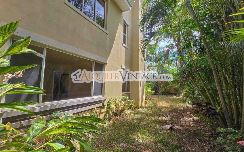 Condo de 523 m2 con 6 habit. + de servicio y jardín en Jaboncillos Escazú