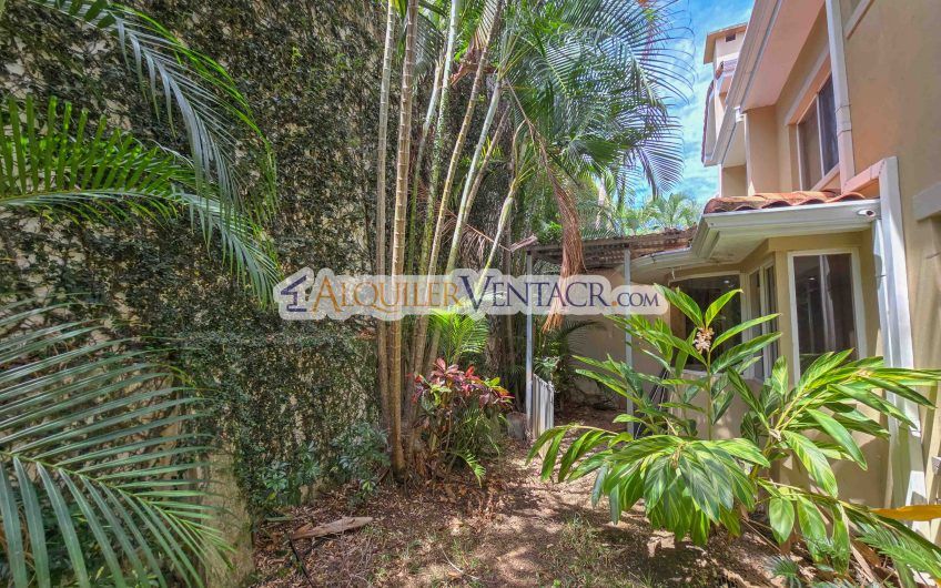 Condo de 523 m2 con 6 habit. + de servicio y jardín en Jaboncillos Escazú
