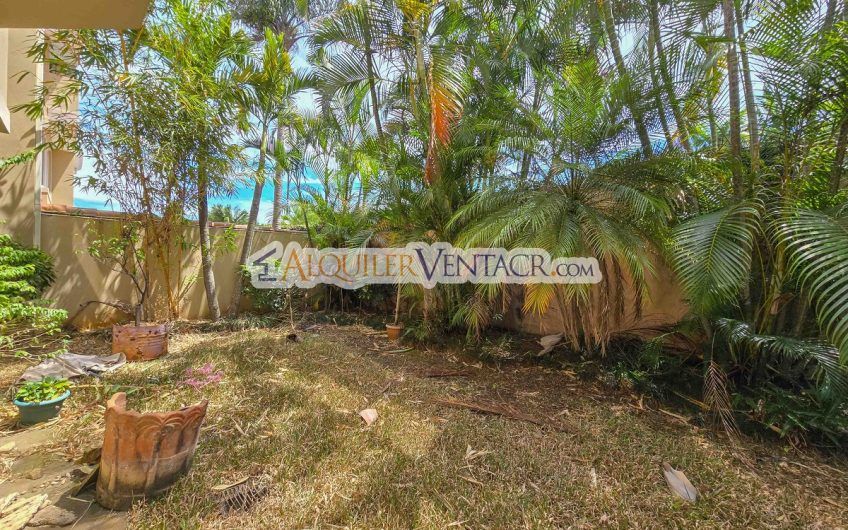 Condo de 523 m2 con 6 habit. + de servicio y jardín en Jaboncillos Escazú