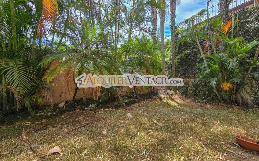 Condo de 523 m2 con 6 habit. + de servicio y jardín en Jaboncillos Escazú