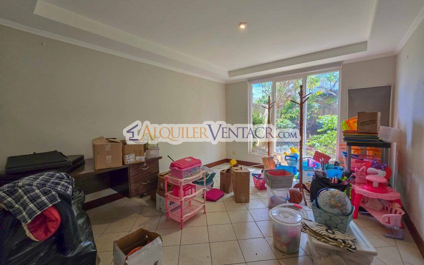 Condo de 523 m2 con 6 habit. + de servicio y jardín en Jaboncillos Escazú