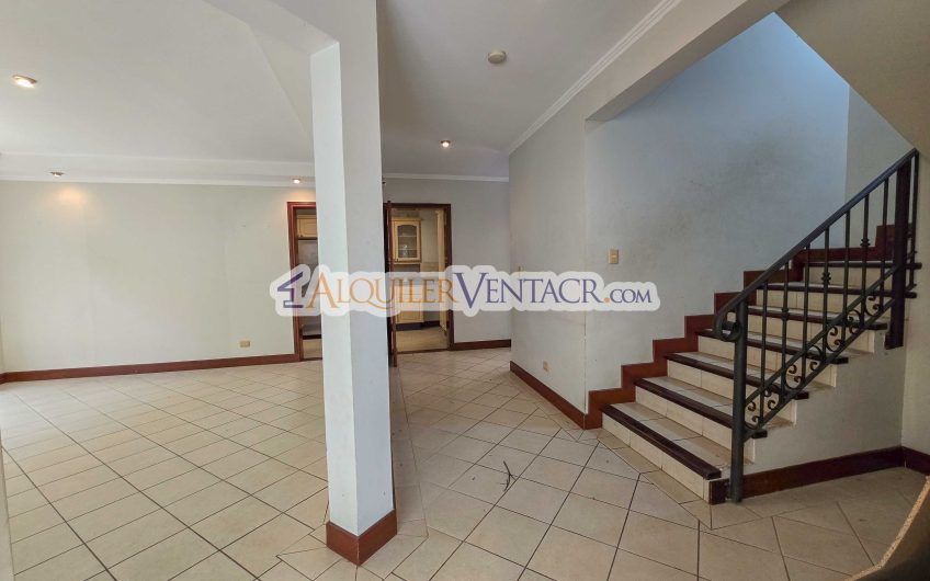 Condo de 523 m2 con 6 habit. + de servicio y jardín en Jaboncillos Escazú