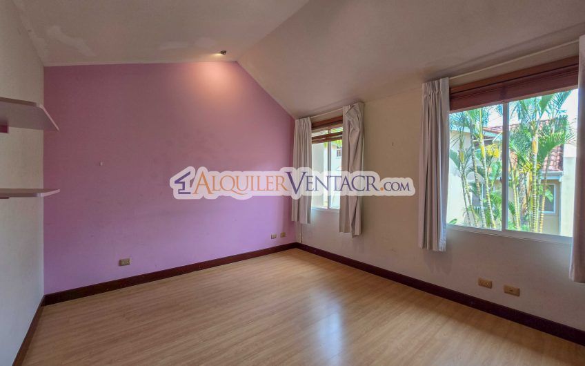 Condo de 523 m2 con 6 habit. + de servicio y jardín en Jaboncillos Escazú
